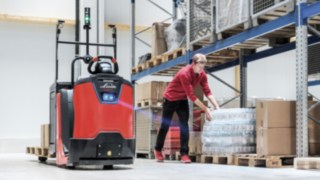 Die mit der halbautomatischen Option ausgerüsteten Kommissionierer von Linde folgen dem Fahrer oder fahren voraus. Die halbautomatische Option (SA) für Kommissionierer von Linde Material Handling